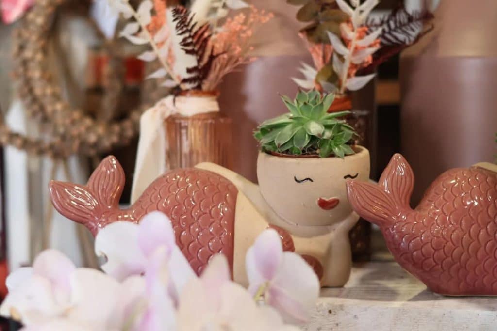 Petit pot de plante décoratif en forme de sirène dans la boutique des fleuristes à Arches