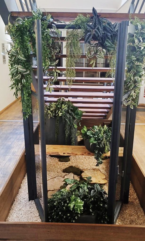 Décoration végétale d'un escalier sur un lieu de travail