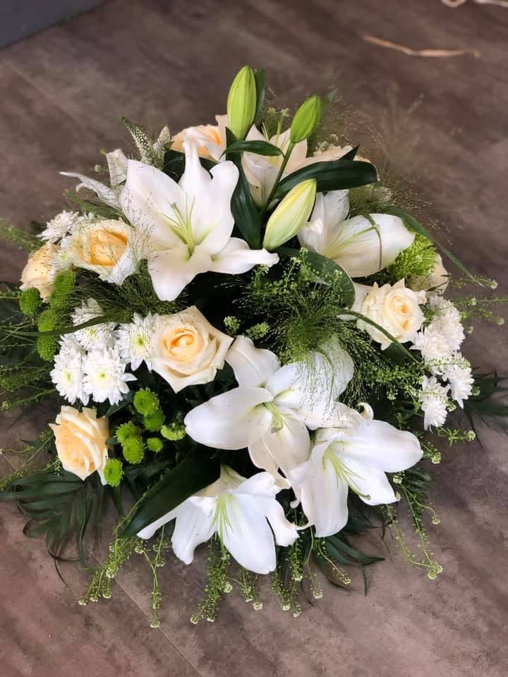 Composition funéraire pour un deuil avec des fleurs blanches