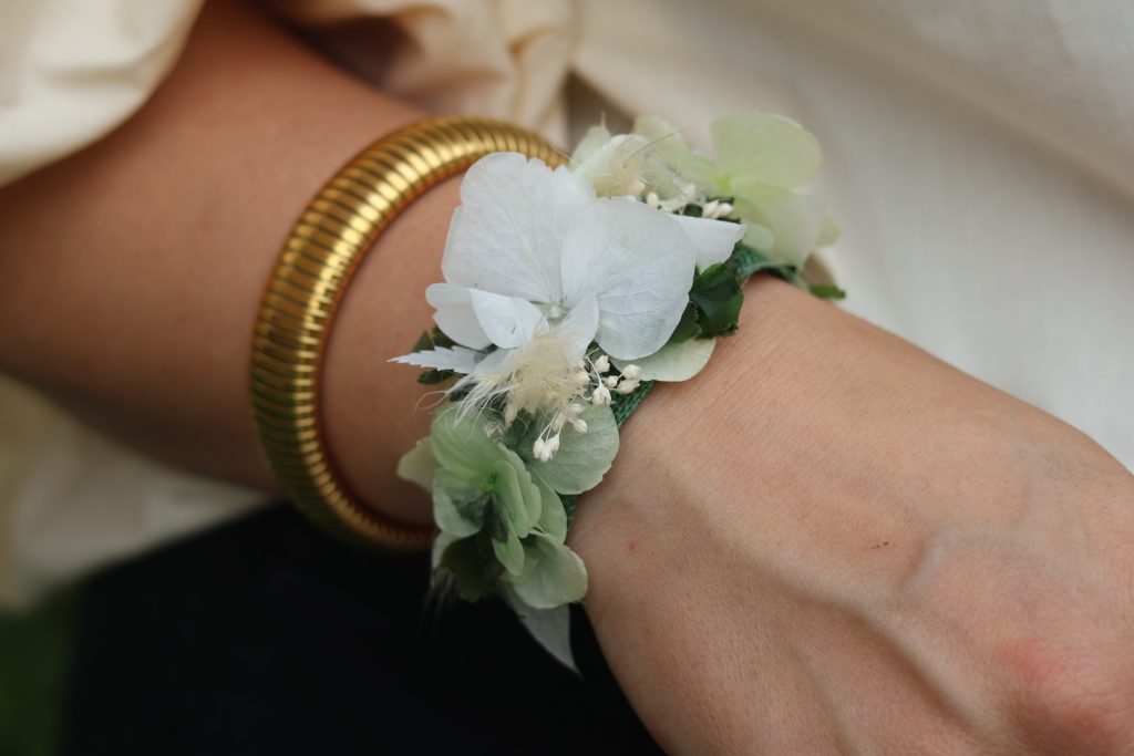 Un bracelet fleuri artisanal crée par Un Brin d'Folie pour un mariage dans les Vosges