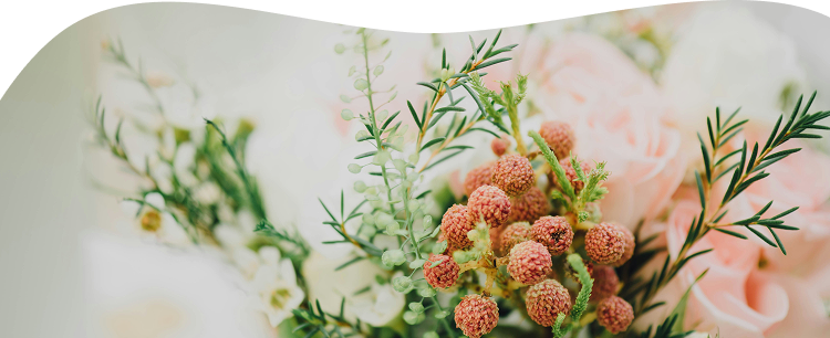 Un bouquet de fleurs fraîches aux couleurs délicates vertes et roses