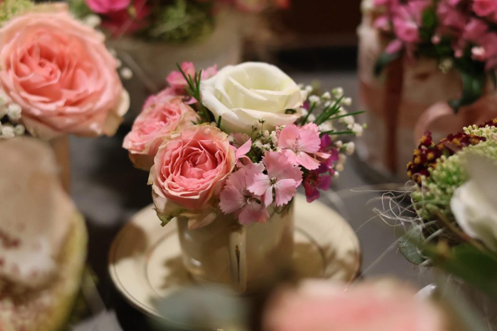 Composition de fleurs réalisée dans une tasse à café avec une soucoupe à l'occasion de la fête des mères
