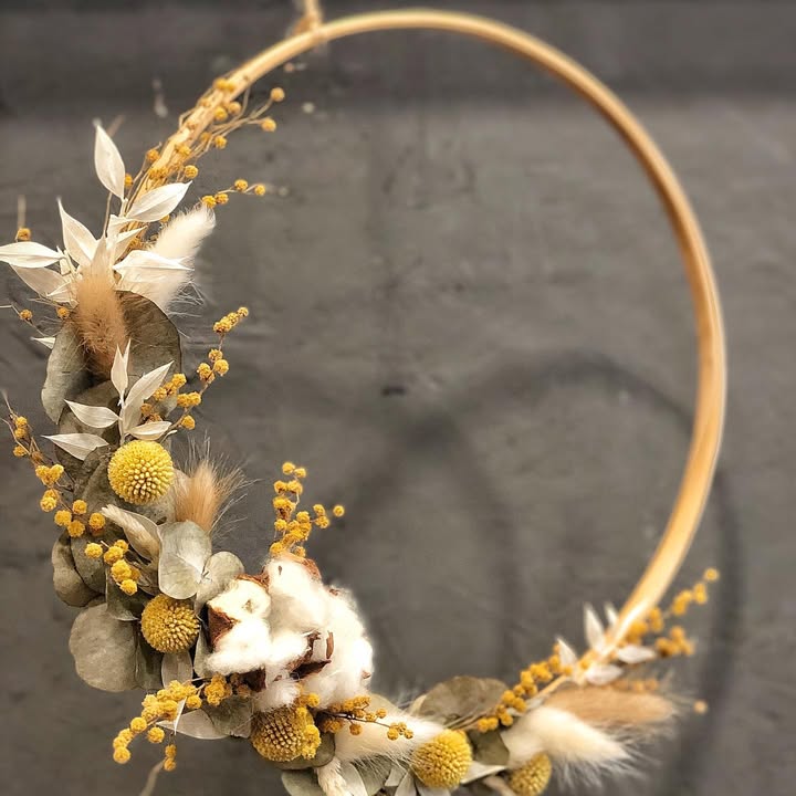 Couronne de fleurs séchées jaunes avec des fleurs de coton