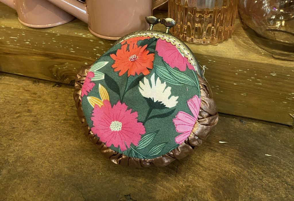 Un porte monnaie coloré réalisé à la main avec du tissus à motif fleurs