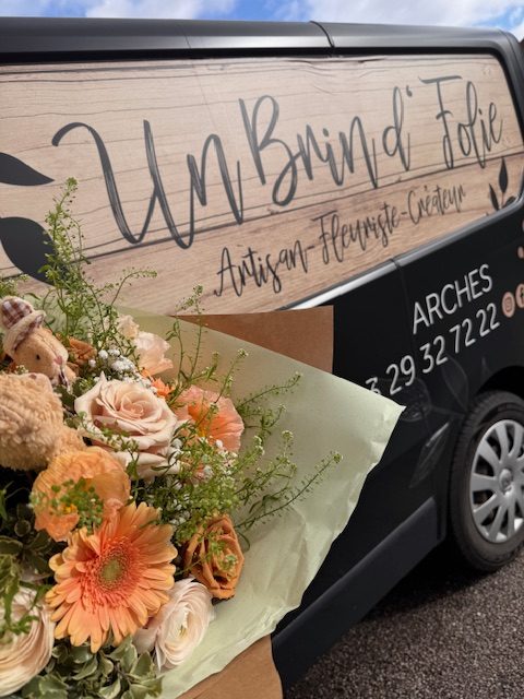 Un bouquet de fleurs avec le camion de livraison en arrière plan