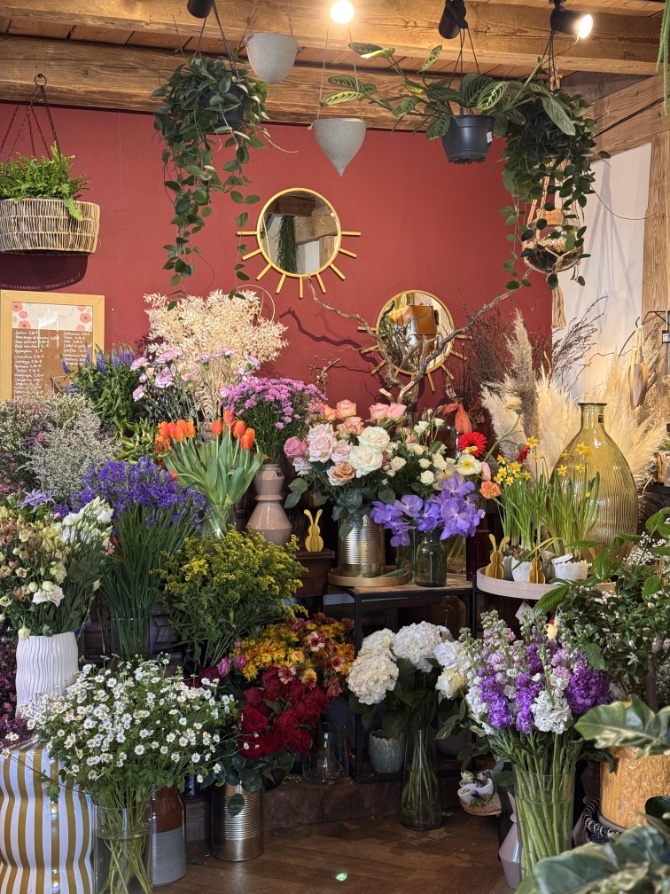 Étalage de fleurs fraiches chez les Fleuristes Un Brin d'Folie à Arches