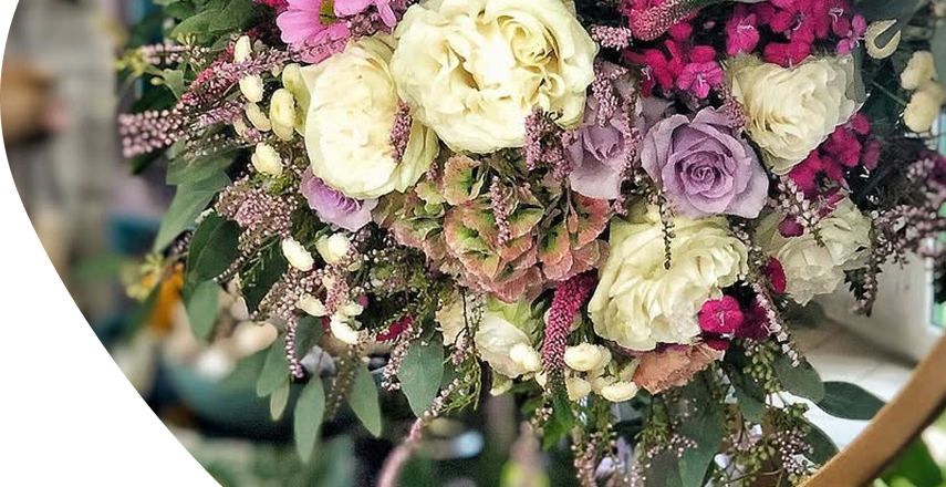 Un bouquet blanc et violet original avec du feuillage et des fleurs pour une naissance à Arches