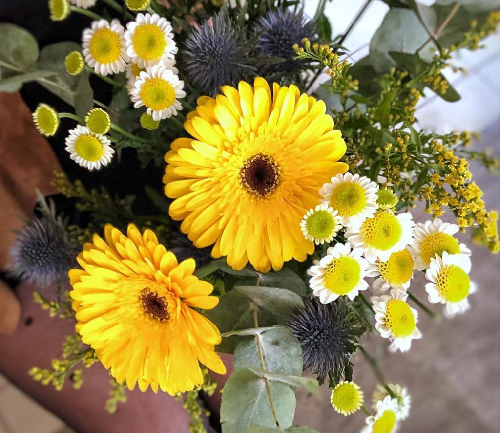 Bouquet de fleurs sur mesure jaune avec des marguerites et autres fleurs