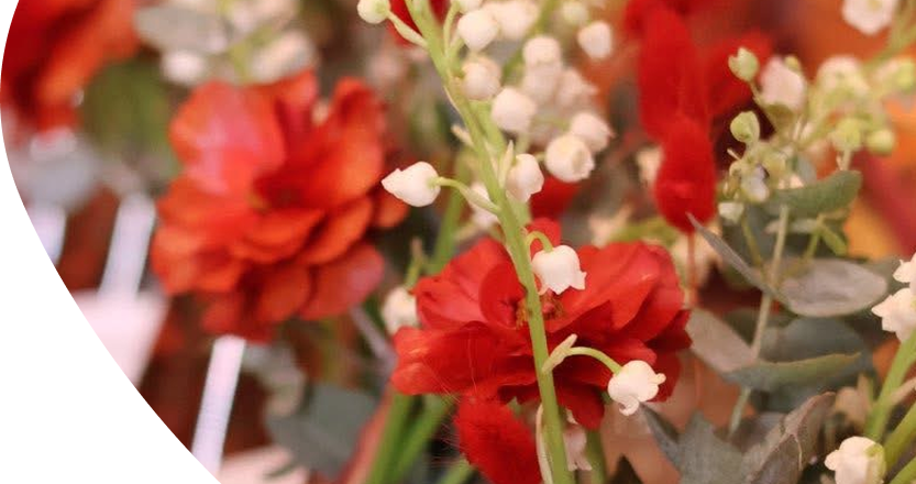 Une branche de muguet avec des fleurs rouges