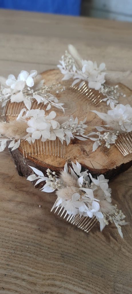 Des accessoires fleuris chez par les fleuristes pour un mariage dans les Vosges