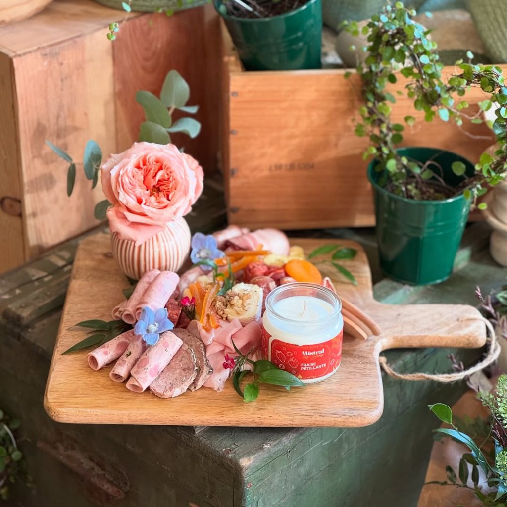 Un plateau de charcuterie original avec un vase, des fleurs fraîches et une bougie artisanale vendue par Un Brin d'Folie