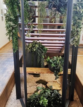 Décoration végétale d'un escalier sur un lieu de travail