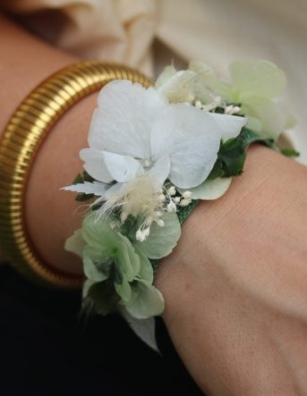 Un bracelet fleuri artisanal crée par Un Brin d'Folie pour un mariage dans les Vosges