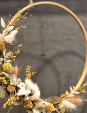 Couronne de fleurs séchées jaunes avec des fleurs de coton