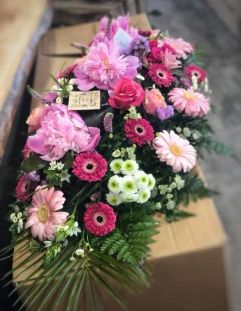 Une gerbe de fleurs réalisée pour un décès dans les tons roses