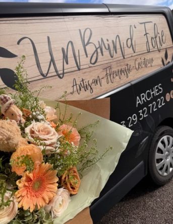 Un bouquet de fleurs avec le camion de livraison en arrière plan