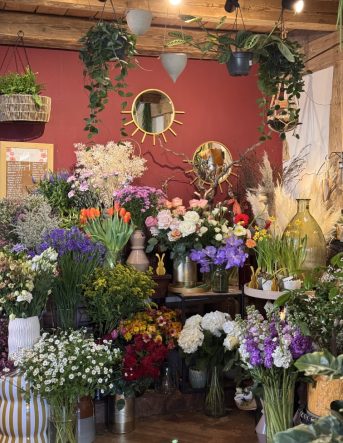 Étalage de fleurs fraiches chez les Fleuristes Un Brin d'Folie à Arches