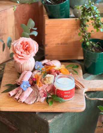 Un plateau de charcuterie original avec un vase, des fleurs fraîches et une bougie artisanale vendue par Un Brin d'Folie